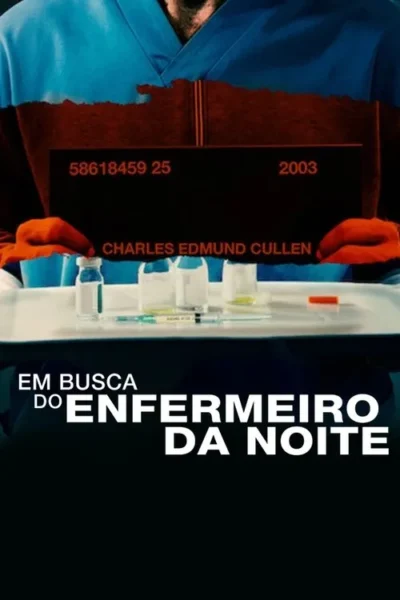 Close-up de enfermeiro em azul segurando placa policial. Luvas laranja, seringa e frascos em bandeja. Clima sombrio de suspense.