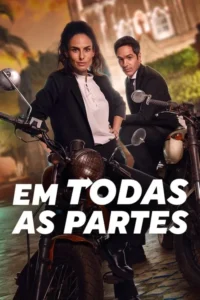 Mulher confiante e homem sério em motocicletas,com fundo urbano quente e desfocado. Um clima de aventura e mistério.