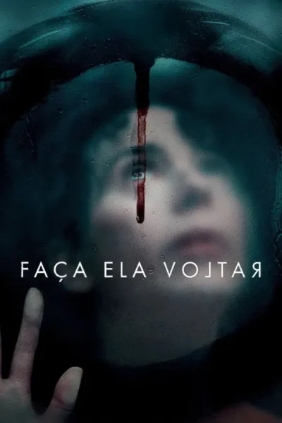 Pôster sombrio. Rosto de jovem borrado por vidro molhado, com sangue escorrendo pelo olho. Uma mão toca a superfície escura.