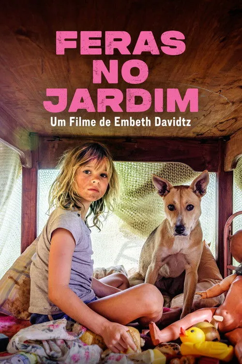 Uma menina com o rosto sujo e um cachorro marrom olham para frente, sentados dentro de um abrigo de madeira com brinquedos.