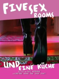 Pôster: pernas com botas de salto alto em um quarto com carpete e iluminação avermelhada/rosa. Clima sensual e íntimo.