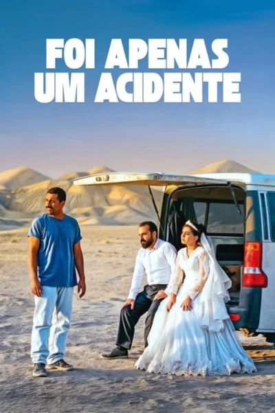 Um homem, um noivo e uma noiva em vestido branco, sentados na traseira aberta de uma van no deserto, sob céu azul.