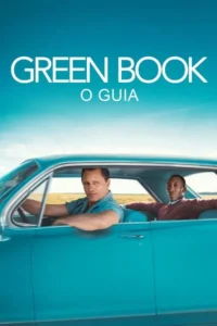 Dois homens em um carro azul vintage. O branco dirige,o negro está no banco traseiro. Céu azul e campos abertos. Clima de road trip.