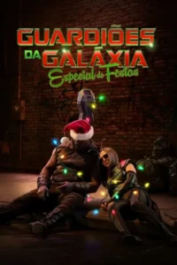 Um homem forte de chapéu de Papai Noel e uma mulher com antenas,ambos com luzes de Natal,sentados num beco escuro. Clima festivo.