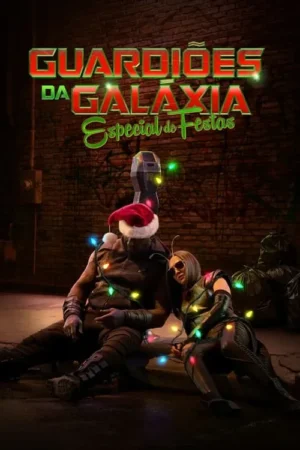 Um homem forte de chapéu de Papai Noel e uma mulher com antenas, ambos com luzes de Natal, sentados num beco escuro. Clima festivo.