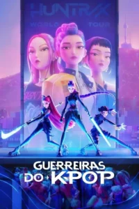 Pôster vibrante:Três guerreiras futuristas com espadas luminosas contra um telão com cantoras K-Pop. Fundo de cidade neon roxa.