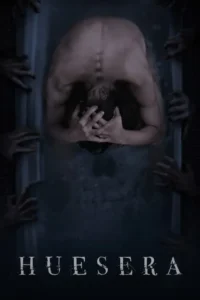 Pessoa de costas arqueadas numa banheira escura,mãos na cabeça,cercada por mãos esqueléticas. Atmosfera de horror e desespero.