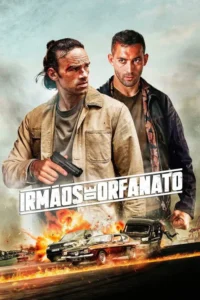 Dois homens feridos,um com arma,sobre fundo de carros em chamas e explosões. Pôster de ação e perigo intenso.