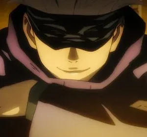 Personagem anime com máscara preta sobre os olhos, sorrindo misteriosamente. Usa jaqueta escura, iluminado por luz dourada. Clima intrigante.