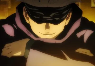 Personagem anime com máscara preta sobre os olhos, sorrindo misteriosamente. Usa jaqueta escura, iluminado por luz dourada. Clima intrigante.