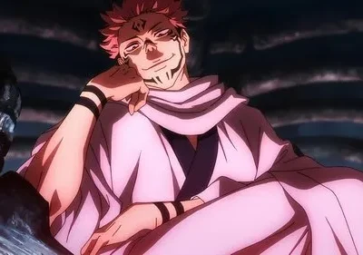 Homem de anime de cabelo rosa e marcas escuras no rosto, com sorriso astuto. Veste quimono claro, sentado em trono sombrio.