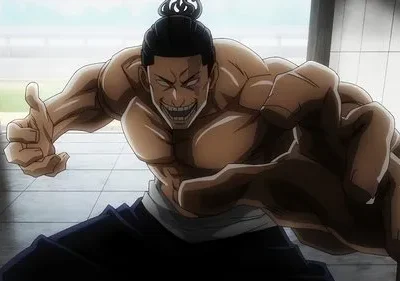 Homem musculoso de anime com coque e sorriso maníaco. Ele estende os braços para frente em pose agressiva, em um dojo iluminado.