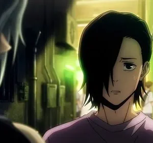 Pôster anime: Jovem de cabelo escuro com expressão ansiosa e gota de suor. Outra figura à esquerda. Cenário urbano escuro com luzes verdes.