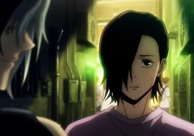 Pôster anime: Jovem de cabelo escuro com expressão ansiosa e gota de suor. Outra figura à esquerda. Cenário urbano escuro com luzes verdes.