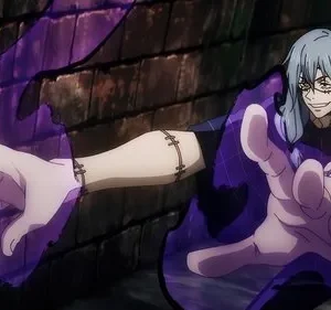 Homem anime de cabelo claro, óculos e pontos de costura, sorri ao manipular energia roxa com as mãos estendidas. Fundo de tijolos escuro.