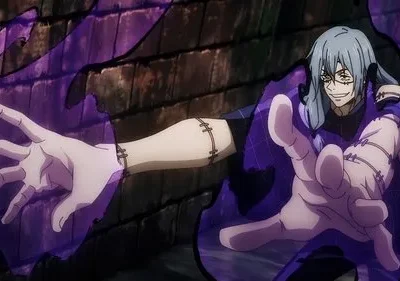 Homem anime de cabelo claro, óculos e pontos de costura, sorri ao manipular energia roxa com as mãos estendidas. Fundo de tijolos escuro.