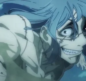 Personagem de anime musculoso, cabelo azul, pele pálida. Sorriso maníaco de dentes afiados, pontos no rosto e olhar intenso. Em ação, fundo escuro.