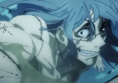 Personagem de anime musculoso, cabelo azul, pele pálida. Sorriso maníaco de dentes afiados, pontos no rosto e olhar intenso. Em ação, fundo escuro.