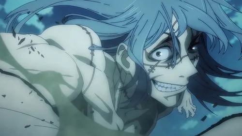 Personagem de anime musculoso,cabelo azul,pele pálida. Sorriso maníaco de dentes afiados,pontos no rosto e olhar intenso. Em ação,fundo escuro.