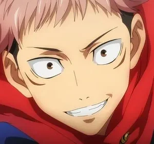 Personagem anime de cabelo rosa e olhos arregalados, com um sorriso largo e desafiador, veste capuz vermelho e azul.