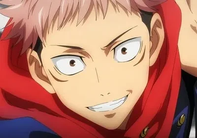 Personagem anime de cabelo rosa e olhos arregalados, com um sorriso largo e desafiador, veste capuz vermelho e azul.