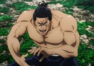 Homem musculoso sem camisa, cabelo preso, com expressão agressiva e boca aberta, agachado em cenário de floresta.