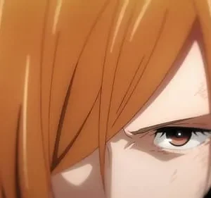 Close-up de personagem anime de cabelo ruivo, com olhar intenso e arranhões no rosto. Fundo de folhagem verde borrada.