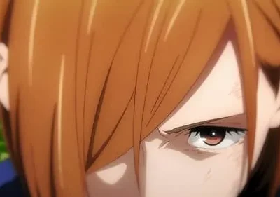 Close-up de personagem anime de cabelo ruivo, com olhar intenso e arranhões no rosto. Fundo de folhagem verde borrada.