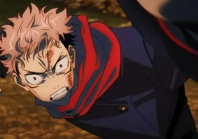 Jovem de cabelo rosa, rosto ferido e expressão furiosa, jaqueta azul e vermelha, avança para um ataque. Clima intenso.