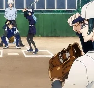Campo de beisebol em anime. Uma mulher de boné e óculos com luva. Outra mulher rebate, um homem agacha, outro observa.