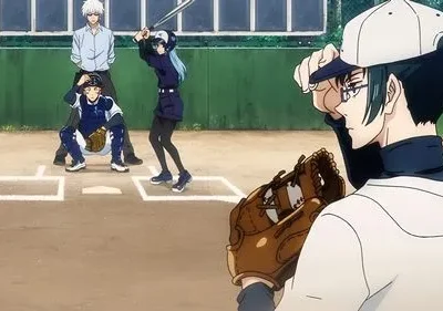 Campo de beisebol em anime. Uma mulher de boné e óculos com luva. Outra mulher rebate, um homem agacha, outro observa.