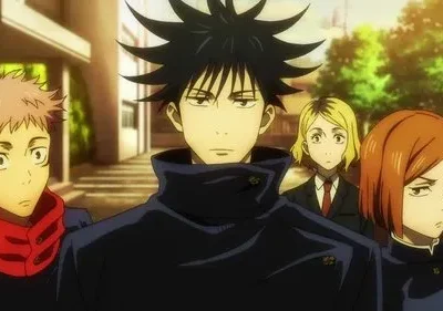 Quatro jovens personagens de anime. Um homem sério de cabelo preto espetado no centro, com três colegas de expressões focadas ao fundo. Ambiente urbano.