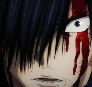 Close-up de homem com cabelo preto e expressão séria. Sangue fresco escorre pela testa e sobre o olho esquerdo, que está intenso. Cicatrizes no rosto. Fundo escuro.