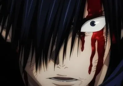 Close-up de homem com cabelo preto e expressão séria. Sangue fresco escorre pela testa e sobre o olho esquerdo, que está intenso. Cicatrizes no rosto. Fundo escuro.