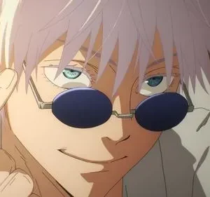 Anime: Homem com cabelo branco espetado, óculos redondos escuros abaixados revelando olhos azuis. Ele sorri, mão na têmpora.