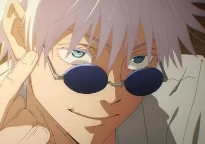 Anime: Homem com cabelo branco espetado, óculos redondos escuros abaixados revelando olhos azuis. Ele sorri, mão na têmpora.