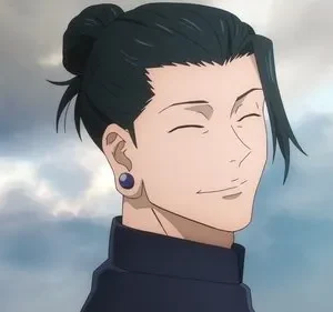 Homem anime, cabelo escuro em coque, brinco azul, sorri suavemente com olhos fechados. Fundo de céu nublado e calmo.