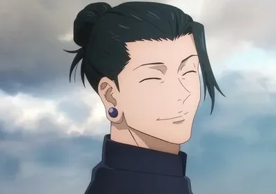 Homem anime, cabelo escuro em coque, brinco azul, sorri suavemente com olhos fechados. Fundo de céu nublado e calmo.