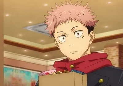 Jovem anime de cabelo rosa espetado, olhos com olheiras e expressão séria, usa capuz vermelho, casaco escuro e segura caixa de doces.