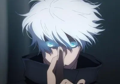 Anime: Homem de cabelo branco e olhos azuis brilhantes, com o dedo indicador na ponte do nariz. Fundo escuro, clima intenso.