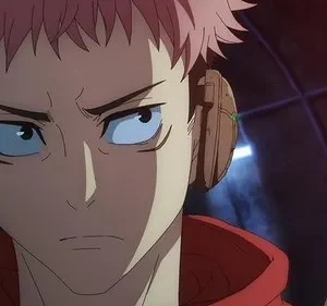 Anime: jovem de cabelo rosa e olhos azuis, com expressão séria e concentrada. Veste moletom vermelho em cenário escuro com luzes azuis futuristas.