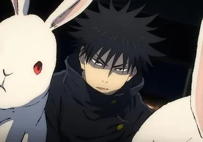 Jovem de cabelo preto espetado e semblante sério entre dois coelhos brancos com olhos vermelhos, em ambiente escuro.