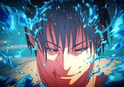 Pôster anime: Rosto de um homem com cabelo escuro e sorriso astuto, olhos semicerrados. Ele está cercado por respingos de água azul brilhante.