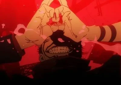 Cena vermelha intensa. Um personagem com rosto distorcido e dentes afiados. Mãos sobre a cabeça formam um gesto. Atmosfera agressiva.