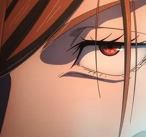 Close-up de personagem feminina de anime com cabelo ruivo e olho vermelho intenso. Olhar determinado em clima sério.