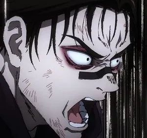 Um homem anime em capuz grita com olhos arregalados e olheiras, rosto marcado. Faixa preta no nariz. Fundo escuro com linhas de impacto. Desesperado e intenso.