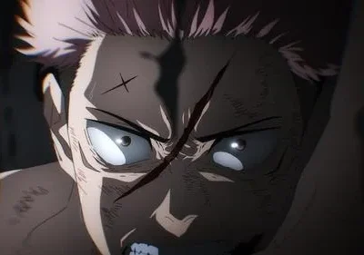 Close-up de personagem de anime com cabelo espetado, cicatrizes, olhos arregalados brilhantes e expressão furiosa. Iluminação dramática.