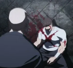 Um homem de costas observa outro gravemente ferido, ensanguentado com um X no peito, encostado numa parede escura. Clima sombrio e tenso.