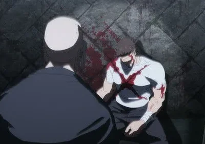 Um homem de costas observa outro gravemente ferido, ensanguentado com um X no peito, encostado numa parede escura. Clima sombrio e tenso.