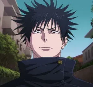 Personagem de anime masculino com cabelo preto espetado e expressão séria, em casaco escuro. Fundo urbano com prédios e árvores.
